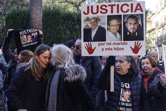 Archivo - Arxiu - Víctimes de la dana durant una concentració, enfront dels jutjats de Catarroja. 