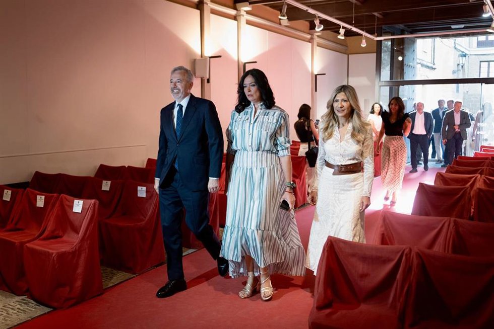 El presidente del Gobierno de Aragón, Jorge Azcón, junto a la alcaldesa de Huesca, Lorena Orduna, y la vicepresidenta del Ejecutivo autonómico, Mar Vaquero, a la llegada al Debate sobre el Estado de la Ciudad de Huesca.