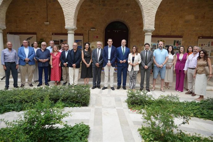 Mimebros del Patronato de la Fundación Estrategias con el nuevo presidente, Juan Latorre
