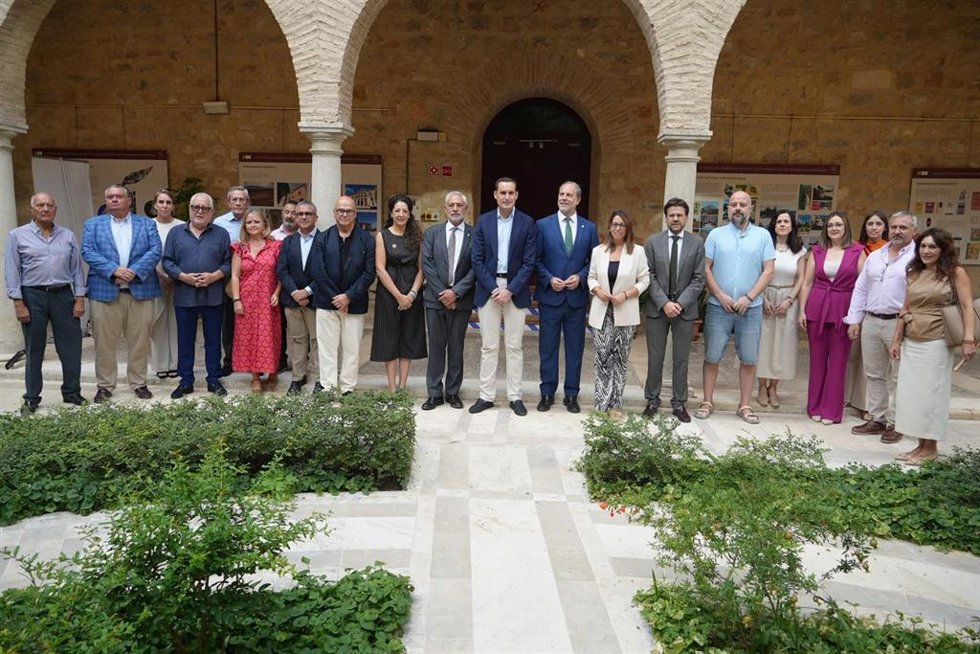 Mimebros del Patronato de la Fundación Estrategias con el nuevo presidente, Juan Latorre
