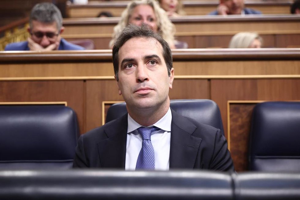 El vicepresidente primero y ministro de Economía, Comercio y Empresa, Carlos Cuerpo, durante la celebración de una sesión extraordinaria del Pleno del Congreso de los Diputados, a 23 de julio de 2026, en Madrid (España). 