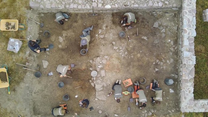 Excavación arqueológica en el yacimiento de Zaldua, entre Burguete y Espinal.