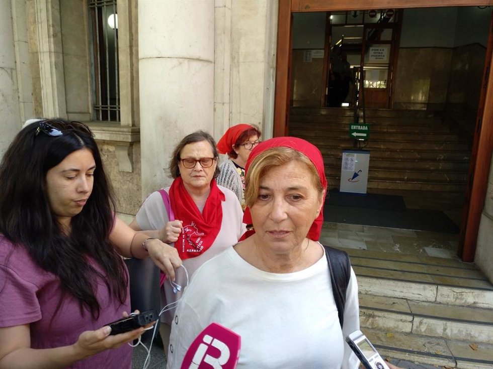 Archivo - La presidenta de Memòria de Mallorca, Maria Antònia Oliver París, atiende a los medios en una imagen de archivo