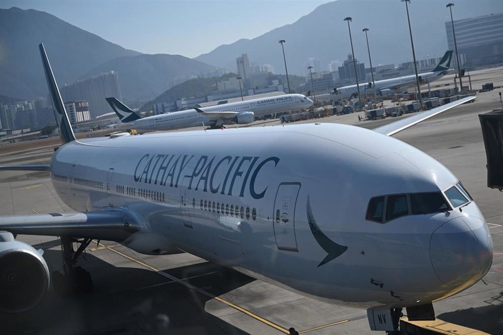 Archivo - FILED - 25 January 2026, China, Hong Kong: A plane of the Hong Kong airline Cathay Pacific stands at a gate at Hong Kong International Airport. Photo: Johannes Neudecker/dpa