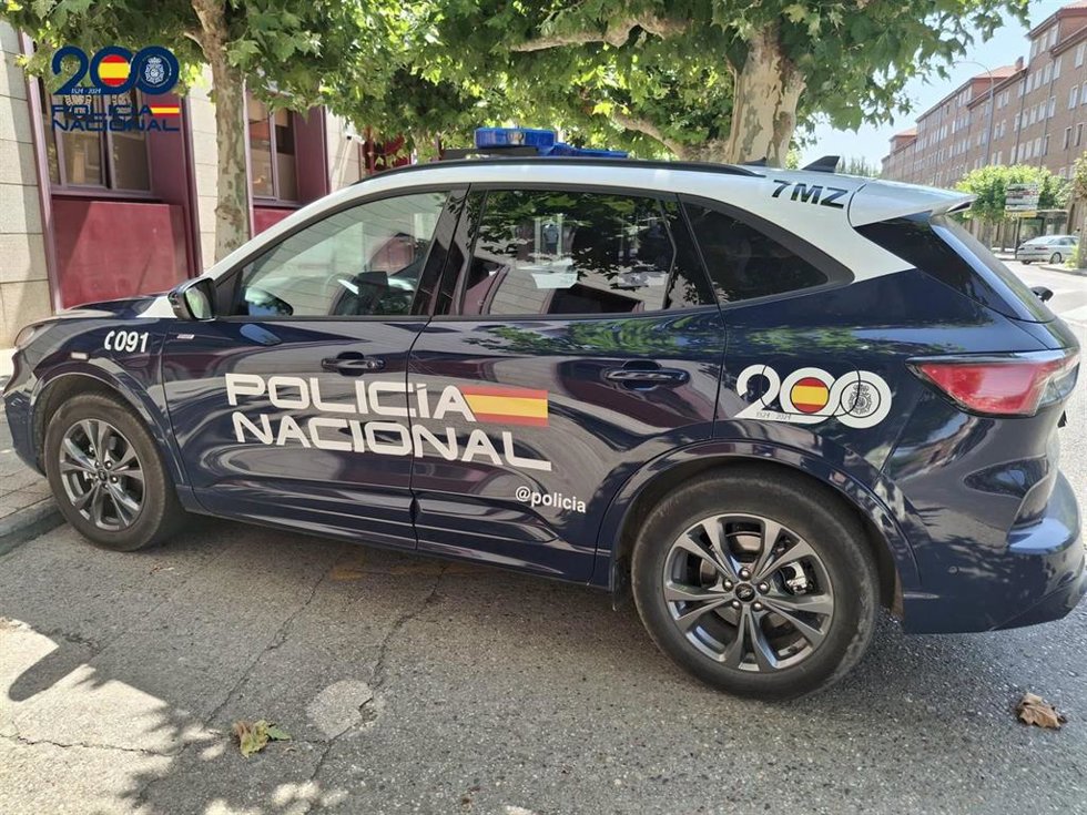 La Policía Nacional detiene a una mujer tras frustrar un robo con fuerza en una frutería de Palencia