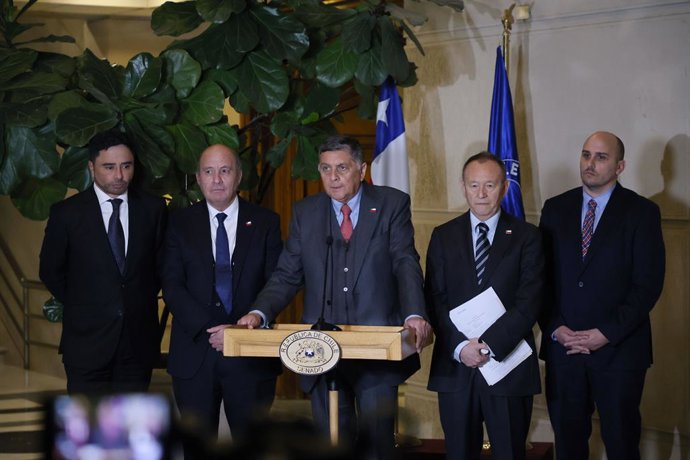 Valparaiso, 22 de julio 2026  El ministro de Hacienda Jorge Quiroz, y el ministro del Interior, Claudio Alvarado, realiza un punto de prensa tras sesion en el Senado  Sebastian Cisternas/Aton Chile
