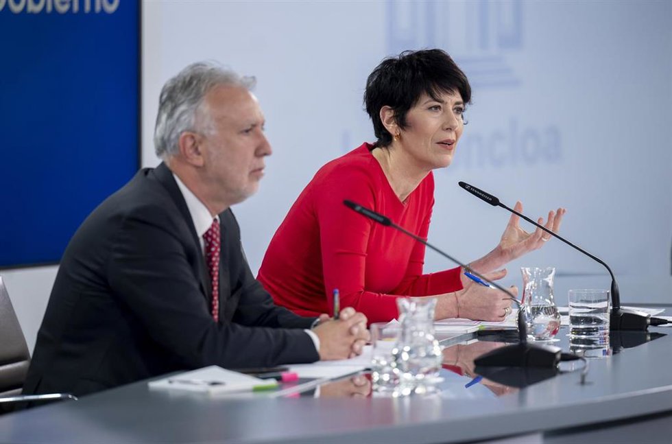 Archivo - El ministro de Política Territorial y Memoria Democrática, Ángel Víctor Torres, y la ministra de Inclusión Seguridad Social y Migracioneas y portavoz del Gobierno, Elma Saiz.
