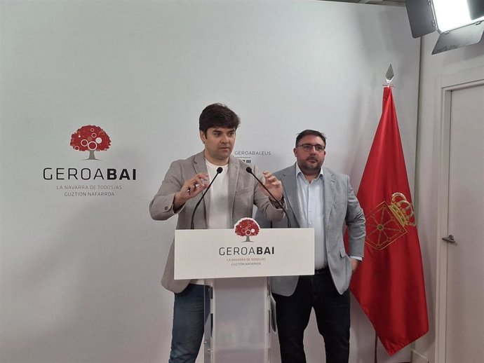 Archivo - Unai Hualde (d), presidente del Legislativo foral y parlamentario de Geroa Bai, y Pablo Azcona, portavoz de este grupo.