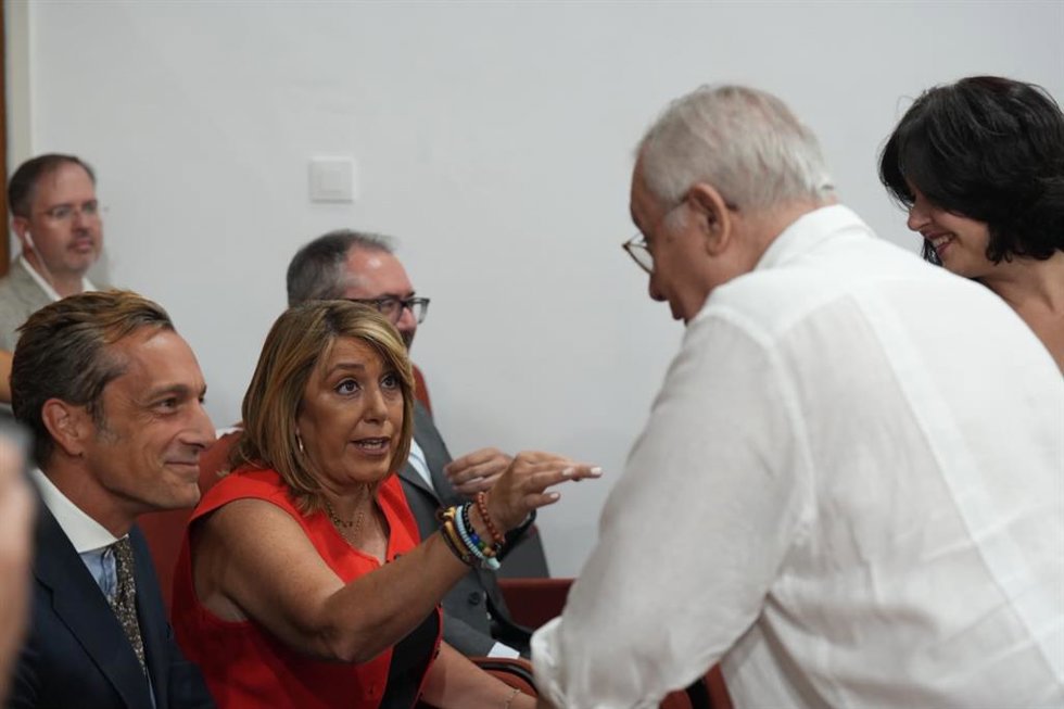 Susana Díaz conversa con Javier Arenas, este jueves durante el Pleno del Parlamento, al que también han acudido Juan España y Áñvaro Zancajo, ambos en la imagen