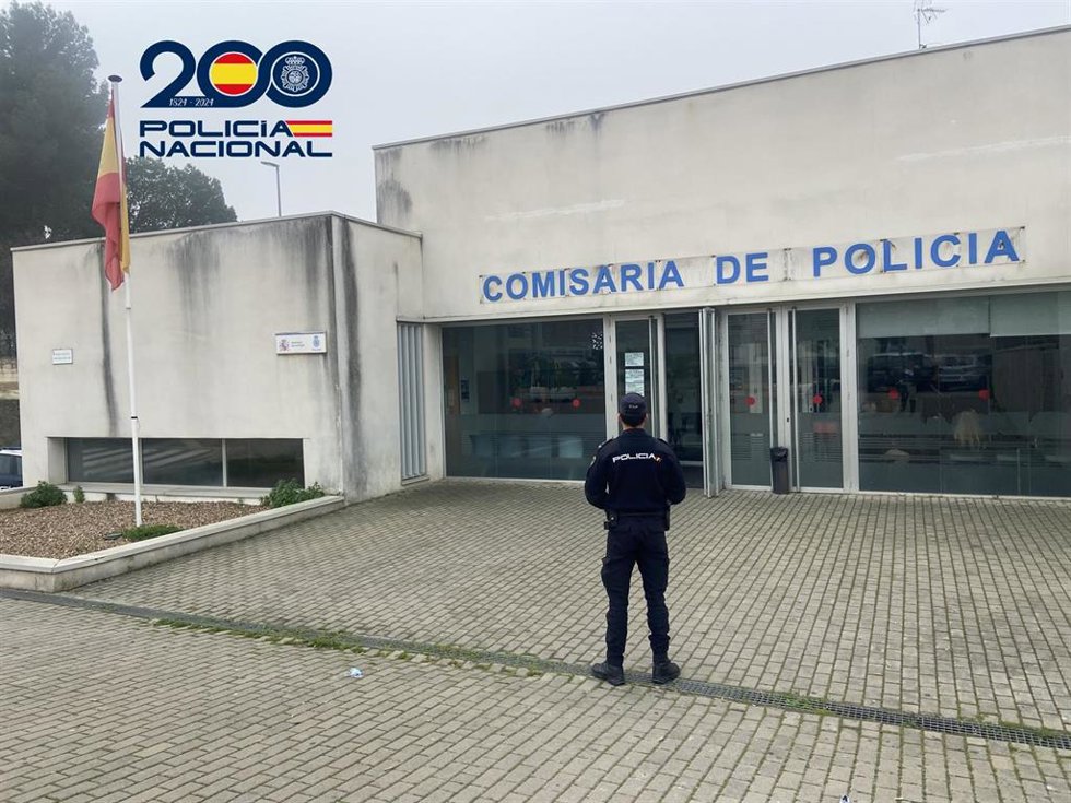 Agente frente a la comisaría de policia.