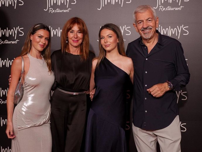 Patricia Santamarina, posando en la fiesta de su cumpleaños con su marido Carlos Sobera y sus hijas Arianna y Natalia