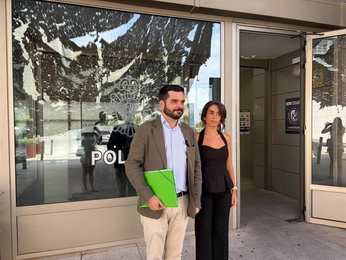 El director general de Servicios Sociales y Familia de la Junta de Extremadura, Eliseo Fernández, tras presentar la denuncia en la Policía nacional