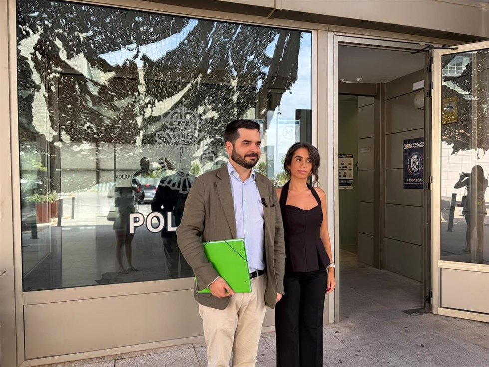 El director general de Servicios Sociales y Familia de la Junta de Extremadura, Eliseo Fernández, tras presentar la denuncia en la Policía nacional