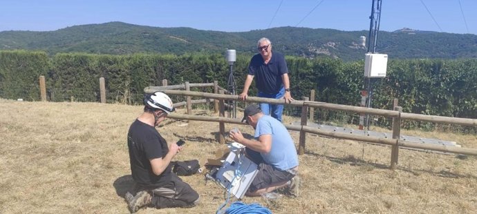 Treballs d'instal·lació a l'estació meteorològica