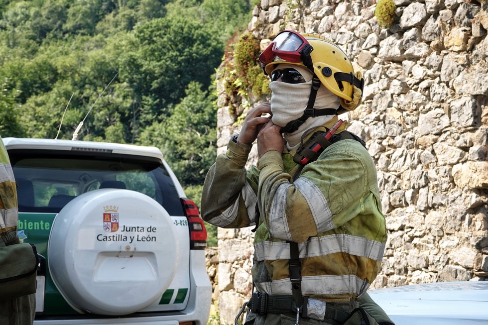 Un bombero se prepara para extinguir el incendio forestal, a 6 de julio de 2026, en Ribota de Sajambre, León, Castilla y León (España).