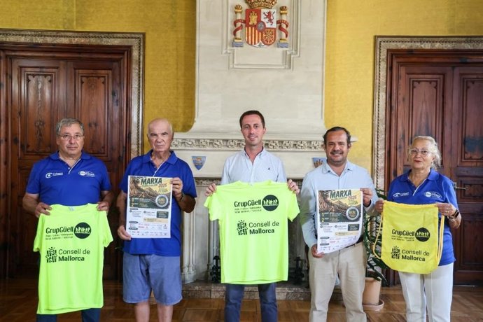 Llorenç Galmés, presidente del Consell de Mallorca, y Francisco Bauzá, presidente del Grupo Güell, presentan las camisetas de la 52ª edición de Lluc a Peu