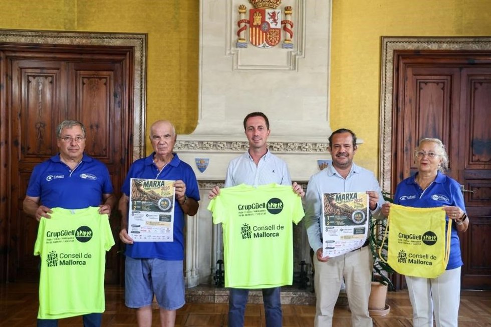 Llorenç Galmés, presidente del Consell de Mallorca, y Francisco Bauzá, presidente del Grupo Güell, presentan las camisetas de la 52ª edición de Lluc a Peu
