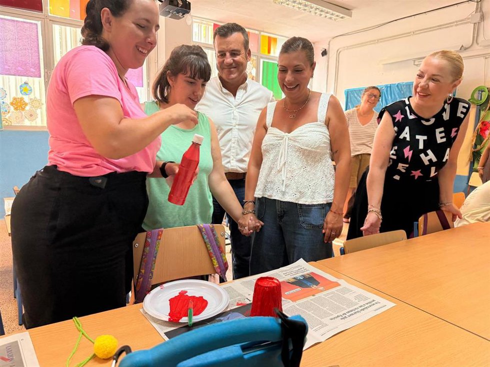 La diputada provincial de Familia e Igualdad de Almería, Lorena Nieto, junto al alcalde de Carboneras, Salvador Hernández, y la concejal Ángeles Carrillo, durante su visita al aula inclusiva del Plan Corresponsables.
