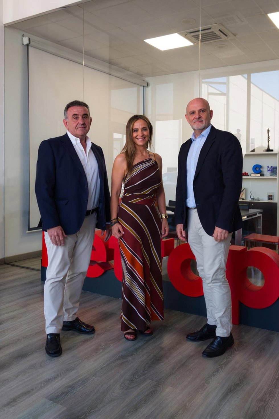 Los hermanos Manuel, Raquel y Juan Carlos Santiago Bermúdez, de Petroprix