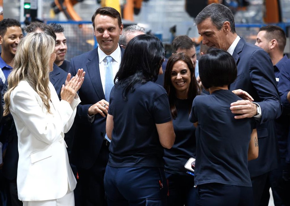 El presidente del Gobierno, Pedro Sánchez (d), y el presidente de Ford Europa, Jim Baumbick (c), durante el recorrido por las instalaciones de la factoría de Ford en Almussafes. 