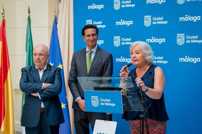La concejala delegada de Servicios Operativos, Playas y Fiestas, Teresa Porras, durante la presentación de las Jornadas de Estudios Flamencos se celebrarán en septiembre y octubre centradas en el maestro 'Fosforito'