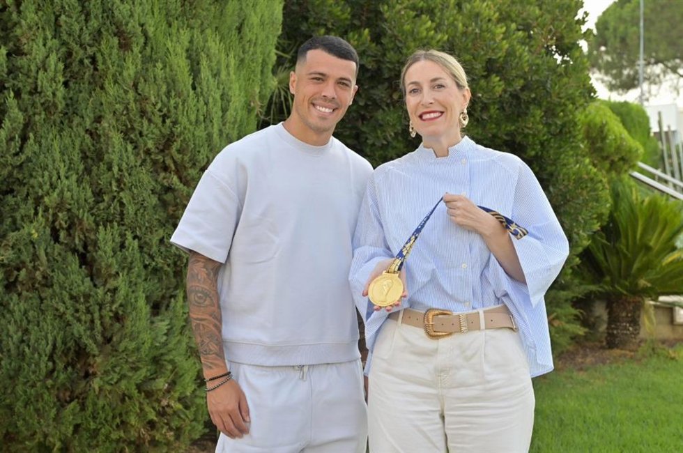 El futbolista Pedro Porro y la presidenta de la Junta de Extremadura, María Guardiola