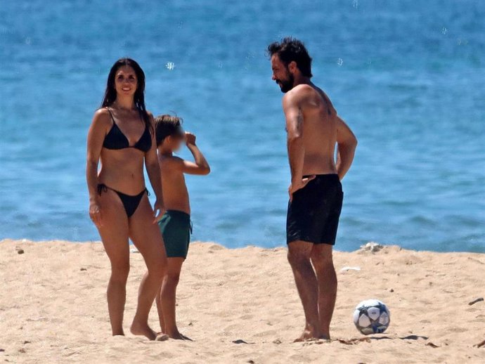 Elena Furiase y su marido Gonzalo Sierra con su hijo Noah en las playas de Cádiz
