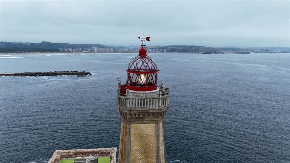 Nueva cúpula del faro de Avilés.