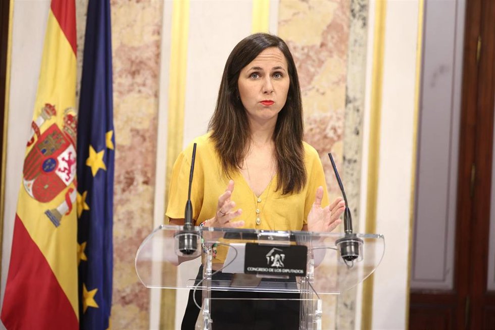 La secretaria general de Podemos, Ione Belarra, ofrece declaraciones a los medios durante la celebración de una sesión extraordinaria del Pleno del Congreso de los Diputados, a 23 de julio de 2026, en Madrid (España). 