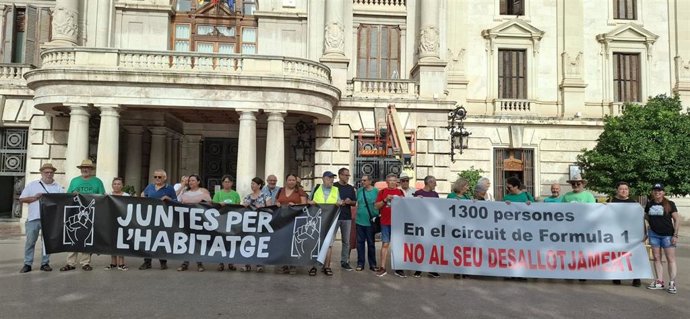 La Plataforma de Afectados por la Hipoteca (PAH) y Juntes per l'Habitatge, junto a otros colectivos sociales y vecinales, exigen al Ayuntamiento de València un "plan de choque urgente" que solucione la "emergencia habitacional".