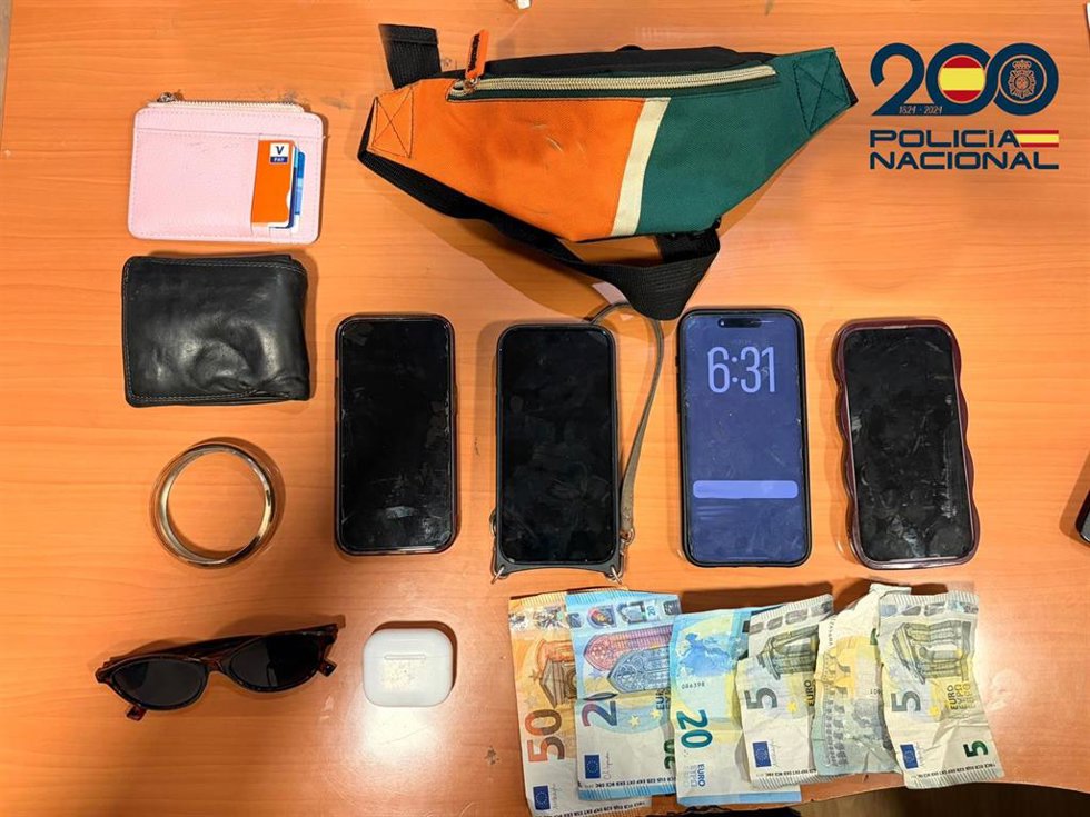 Efectos sustraídos al detenido por presuntamente hurtar a turistas.