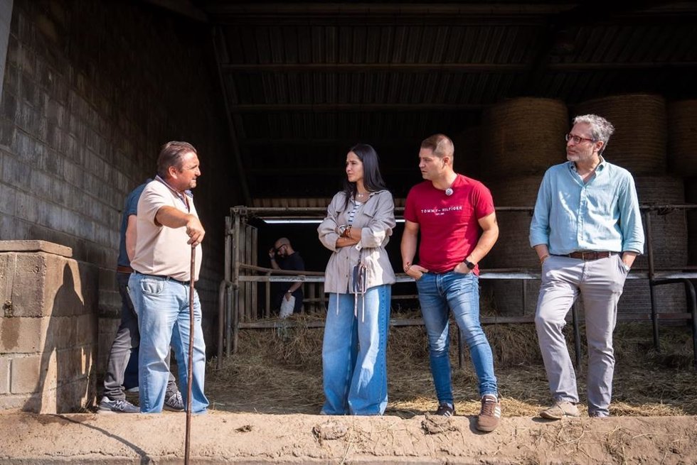 La eurodiputada de Vox, Mireia Borrás, visita una ganadería en Asturias, acompañada del diputado regional, Javier Jové y dos ganaderos asturianos.