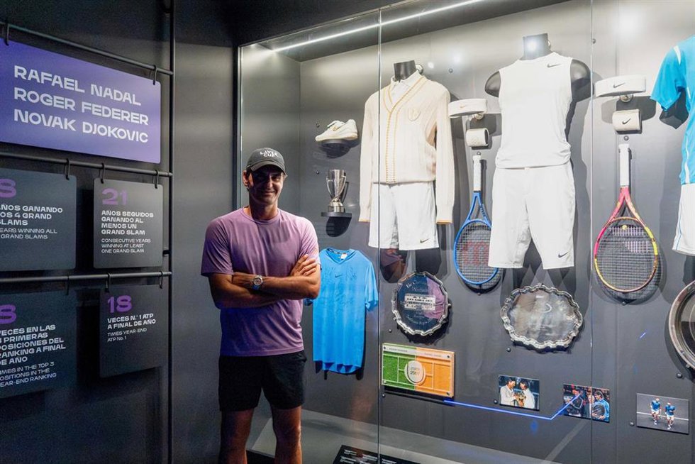 El extenista suizo Roger Federer visita el Rafa Nadal Museum.