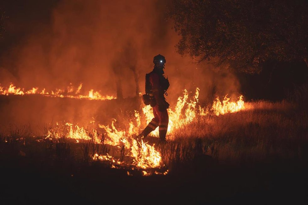 Agentes de la Unidad Militar de Emergencias (UME), trabajan para la extinción del incendio, a 23 de julio de 2026, en Almorox, Toledo, Castilla-La Mancha (España).