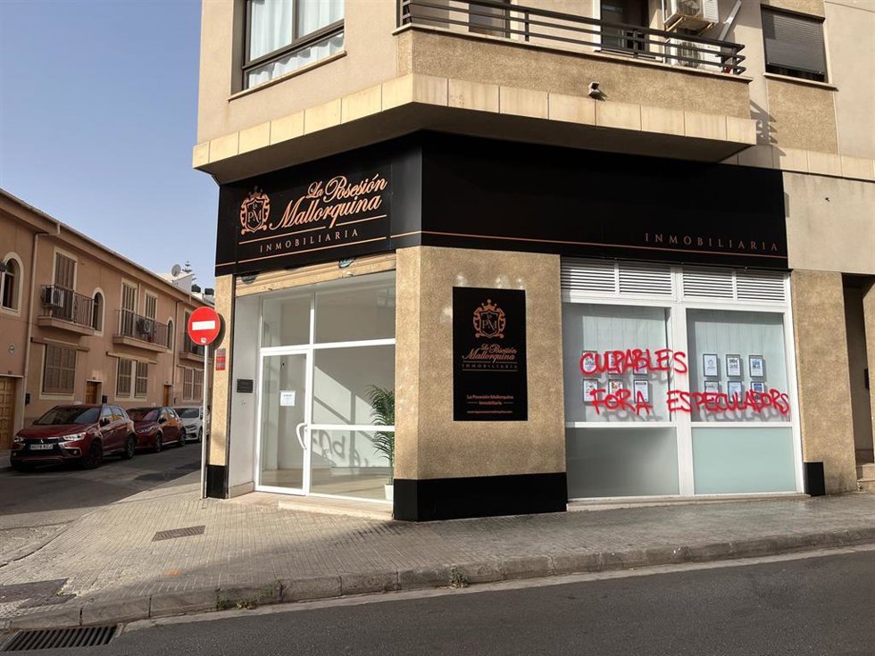 Pintadas en una inmobiliaria de Palma.