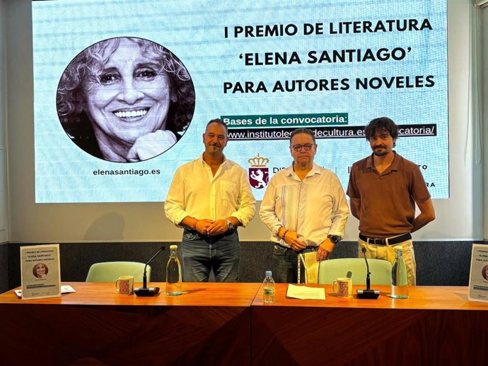 El diputado de Cultura, Arte y Patrimonio, Emilio Martínez (izquierda), en la presentación del I Premio de Narrativa 'Elena Santiago', acompañado por el hijo de la autora, Pablo García (centro).
