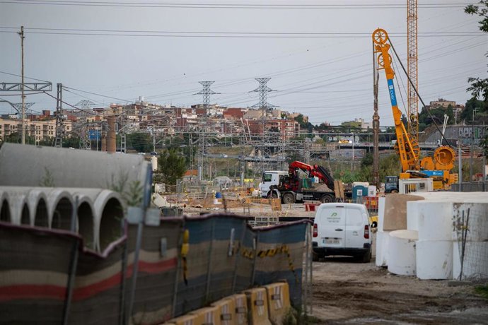 Lugar donde se ha producido el socavón las obras de soterramiento de Montcada i Reixac (Barcelona)