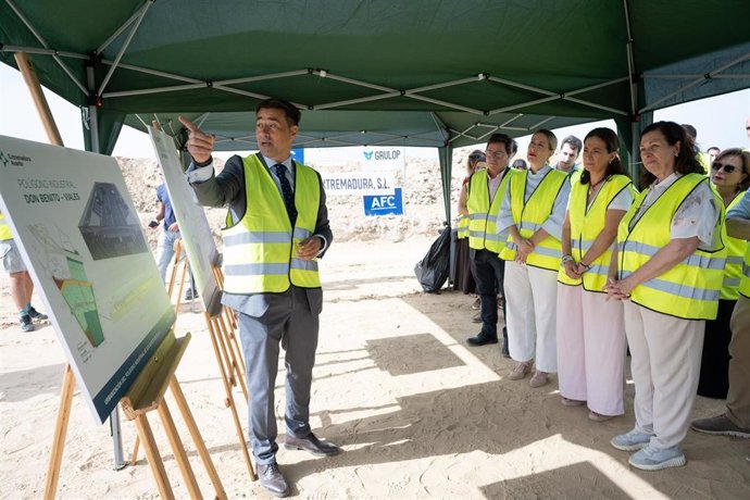 Autoridades visitan las obras del polígono industrial de Don Benito