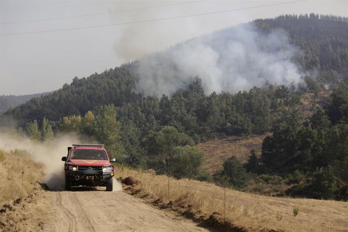 Archivo - Efectivos de bomberos durante las labores de extinción del incendio de Garaño, a 25 de agosto de 2025, en Garaño, León (España).