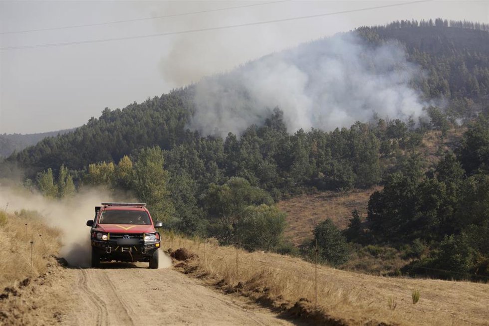 Archivo - Efectivos de bomberos durante las labores de extinción del incendio de Garaño, a 25 de agosto de 2025, en Garaño, León (España).