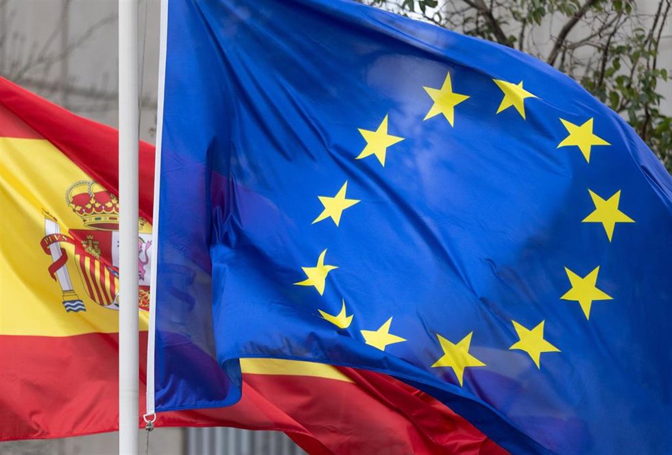 Archivo - La bandera de España y de la Unión Europea ondean en la Sede de la SEPI, a 7 de febrero de 2025, en Madrid (España)