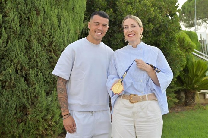 El futbolista Pedro Porro y la presidenta de la Junta de Extremadura, María Guardiola