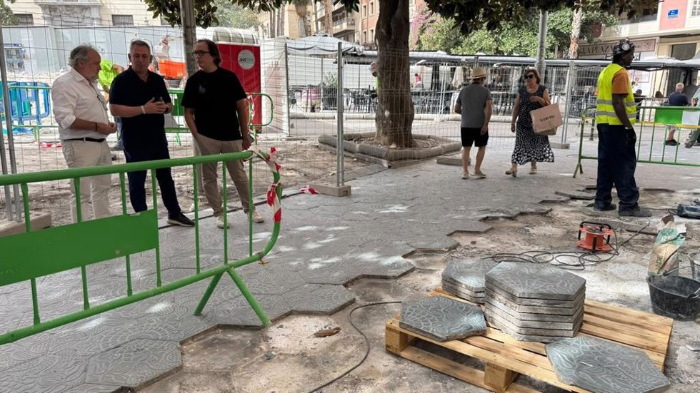 Retirada de baldosas en las obras de la plaza de la Constitución para reciclarlas posteriormente en otros puntos de la ciudad