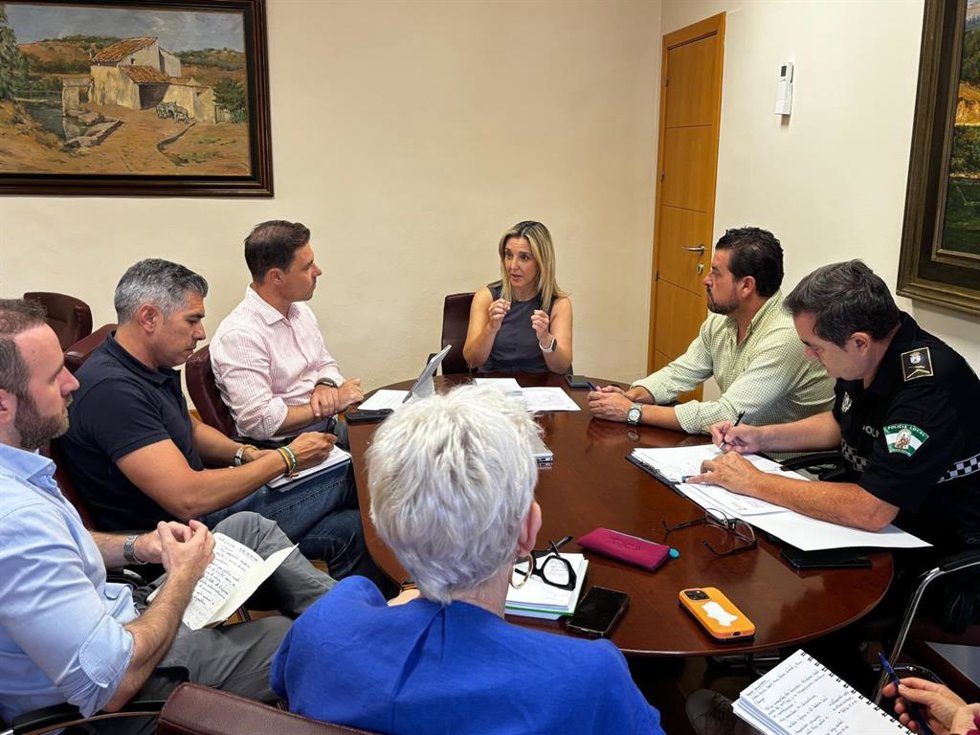 Reunión para cerrar el 'Plan de Acción contra Vertidos Ilegales' de Alcalá de Guadaíra (Sevilla).