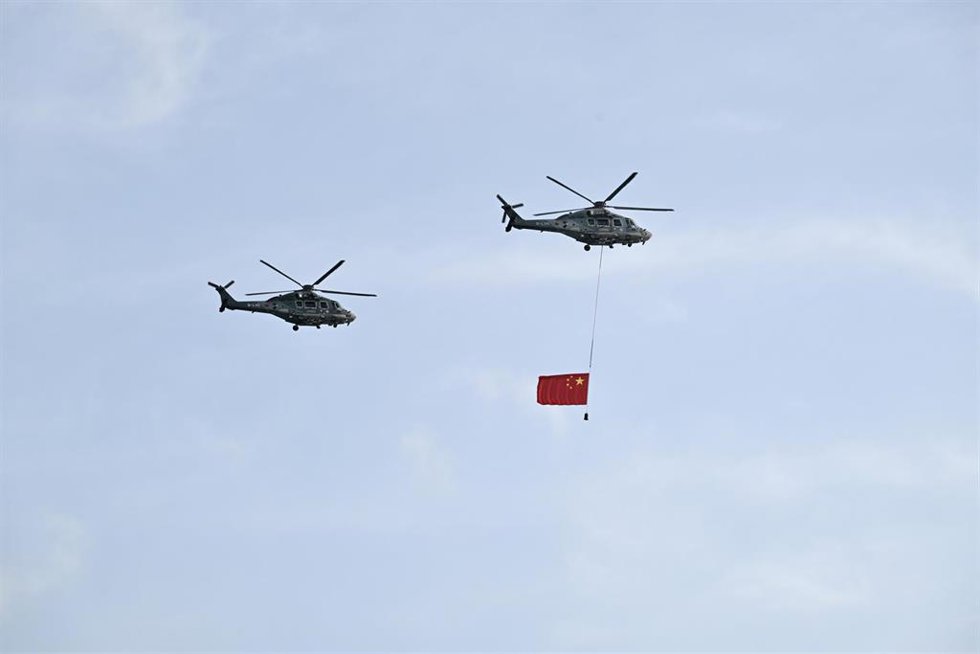 Archivo - Imagen de archivo de varios helicópteros con la bandera de China.