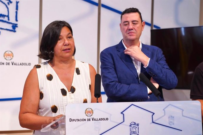La concejala de Deportes de Tudela de Duero,  María de los Ángeles Pérez,  junto al diputado de Deportes y Juventud,  Javier González, en la presentación del programa 'Navegando por la Provincia' con el V Trofeo de Piragüismo, en el Palacio de Pimentel.