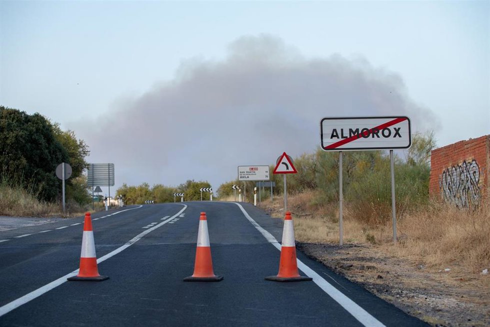 Vista de la columna de humo, en la urbanización El Encinar del Alberche, a 22 de julio de 2026, en Villa del Prado, Madrid (España). Un incendio forestal originado en la tarde este miércoles en la localidad de Almorox (Toledo), que se ha elevado al nivel
