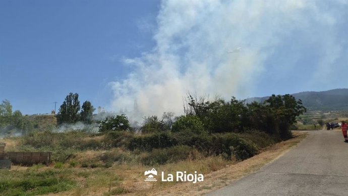 Diversos efectivos actúan en un incendio activo en Albelda de Iregua