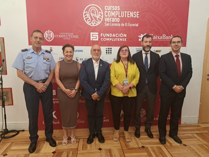  Asistentes al Curso de Verano de la Universidad Complutense de Madrid Un país aeroespacial: el nuevo impulso tras el éxito del proyecto estratégico aeroespacial español
