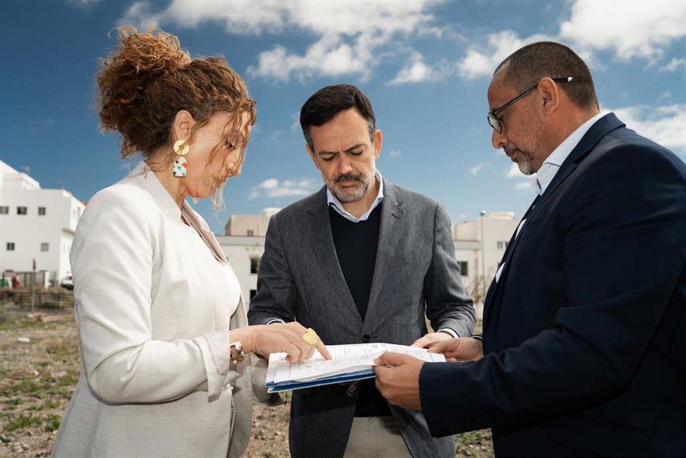 Archivo - La consejera de Cooperación Municipal del Cabildo de Tenerife, Sonia Hernández y el vicepresidente, Lope Afonso, en una visita a Granadilla